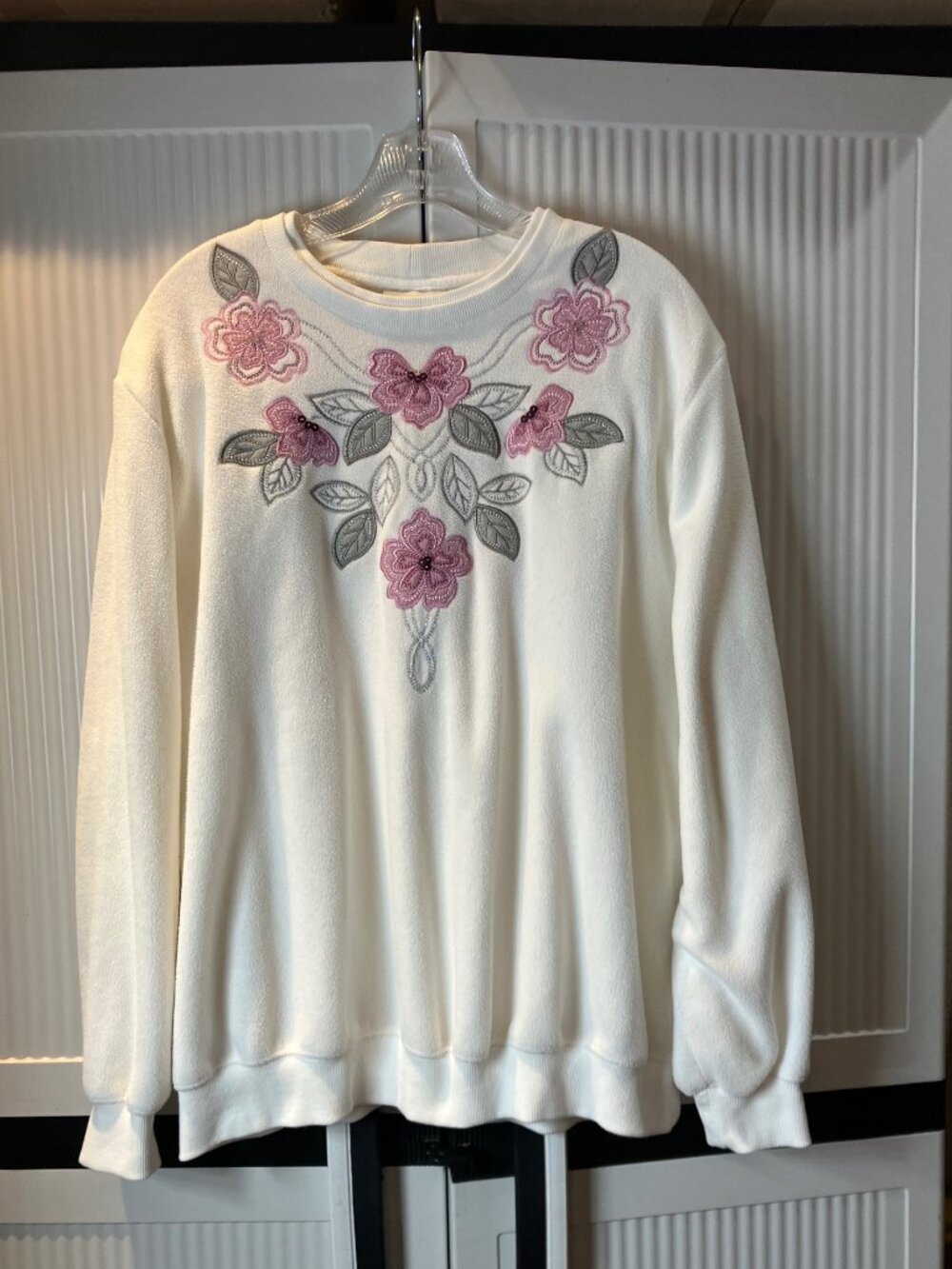 Vintage Y2K Alfred Dunner Fleece Sweatshirt Embroidered 50"x27"‎ Pink & White